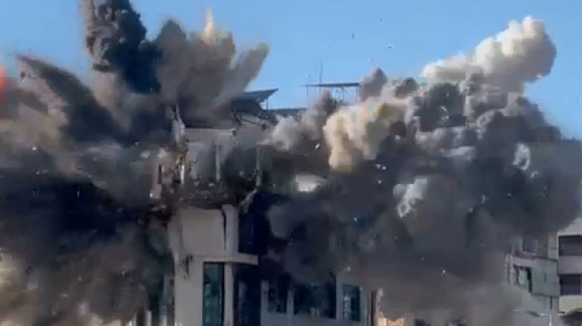 بالفيديو ـ استهداف المبنى المهدّد في الغبيري وتفجير ونسف للمنازل في الناقورة